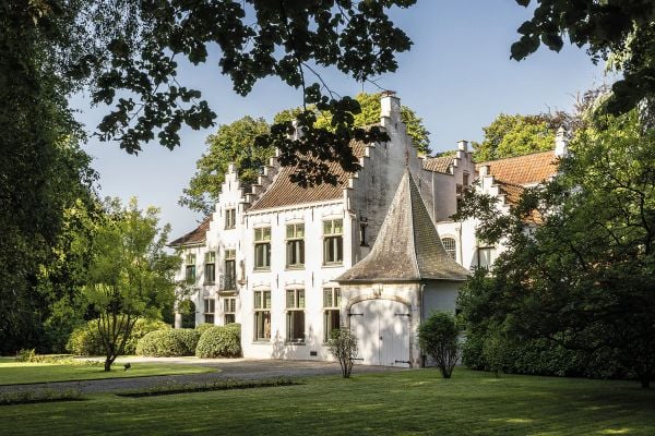Book cover of World's Best: 50 Gardens from Around the Globe, featuring a landscaped garden with a small pond. Published by Beta-Plus.