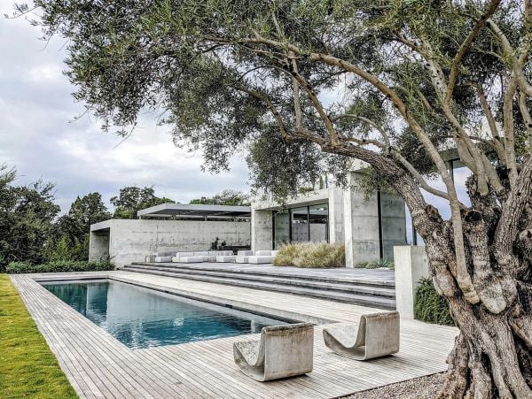 Book cover of World's Best: 50 Gardens from Around the Globe, featuring a landscaped garden with a small pond. Published by Beta-Plus.