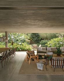 Book cover of World's Best: 50 Gardens from Around the Globe, featuring a landscaped garden with a small pond. Published by Beta-Plus.