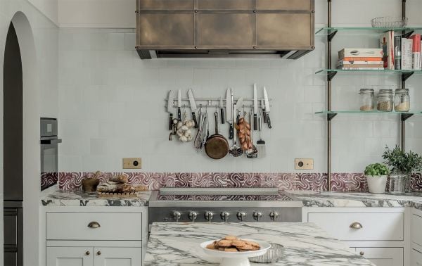 Book cover of New Classic Residences: featuring an interior living room with arched entrance. Published by Beta-Plus.