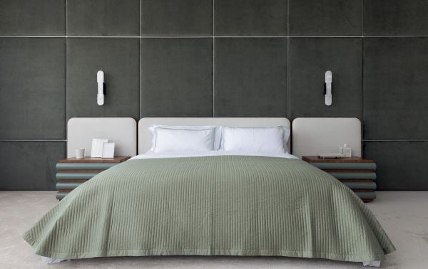 Book cover of New Classic Residences: featuring an interior living room with arched entrance. Published by Beta-Plus.