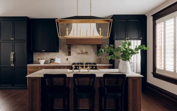 Book cover of New Classic Residences: featuring an interior living room with arched entrance. Published by Beta-Plus.