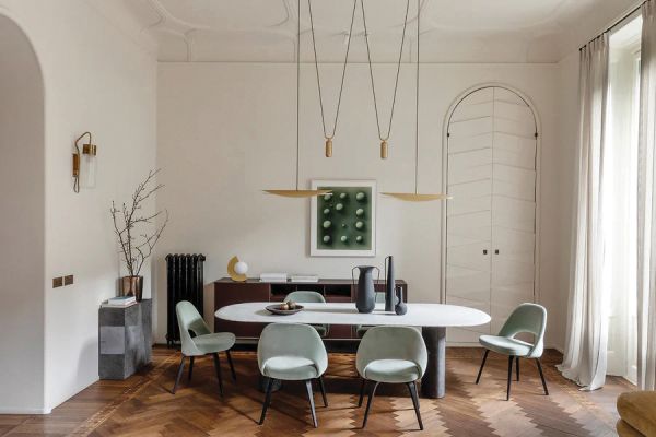 Book cover of World's Best III - 64 Interiors From Around the Globe; featuring a kitchen interior with a modern stainless steel sink island. Published by Beta-Plus.