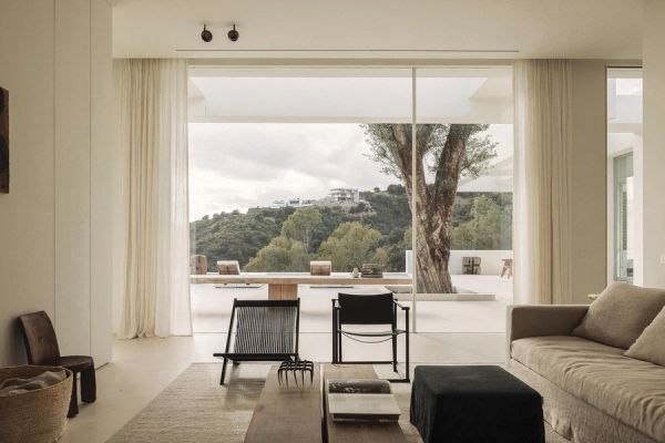 Book cover of World's Best III - 64 Interiors From Around the Globe; featuring a kitchen interior with a modern stainless steel sink island. Published by Beta-Plus.