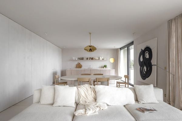 Book cover of am designs; featuring an interior living room with wood ceiling beams above a long table with chairs. Published by Beta-Plus.