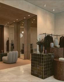 Book cover of World's Best - 50 Boutiques From Around the Globe; featuring the interior of a fashion store with clothed mannequins. Published by Beta-Plus.