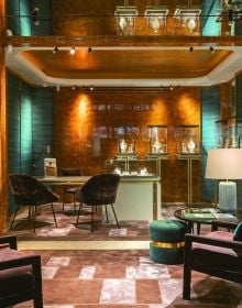 Book cover of World's Best - 50 Boutiques From Around the Globe; featuring the interior of a fashion store with clothed mannequins. Published by Beta-Plus.