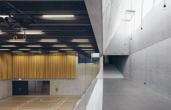 De aedibus FREI & REZAKHANLOU Quart Verlag in black font on brown cover.