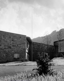 Book cover of Empathie als Funktion: Die Schulbauten Emil Jauchs, with two children playing on water fountain, in school ground. Published by Quart Publishers.