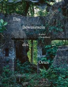 Book cover of Das Bewusstsein des Ortes; with stone ruins partially covered by green forest trees and bracken. Published by Quart Publishers.