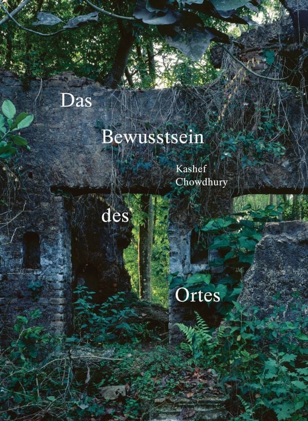 Book cover of Das Bewusstsein des Ortes; with stone ruins partially covered by green forest trees and bracken. Published by Quart Publishers.