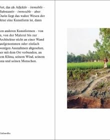 Book cover of Das Bewusstsein des Ortes; with stone ruins partially covered by green forest trees and bracken. Published by Quart Publishers.