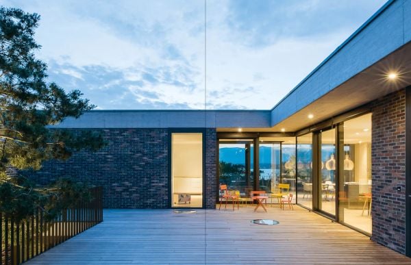 Brown book cover of Frey Architectes, De aedibus 103. Published by Quart Publishers.