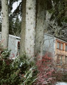 Book cover of Georg Rauh: Das Bauhaus in der Schweiz, die hölzerne Moderne und Genossenschaftsbauten. Published by Quart Publishers.