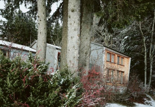 Book cover of Georg Rauh: Das Bauhaus in der Schweiz, die hölzerne Moderne und Genossenschaftsbauten. Published by Quart Publishers.