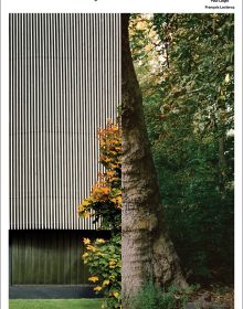 Cover of 2 photos, half of wood building, other half of tree trunk, green trees behind, on white cover, Les bois dont on fait les villes in black font above.