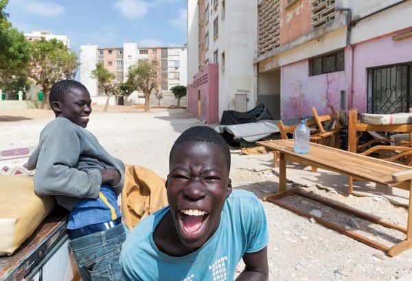Book cover of African Modernism: The Architecture of Independence. Ghana, Senegal, Côte d'Ivoire, Kenya, Zambia, with the modern Hotel Ivoire, two suited men below. Published by Park Books.