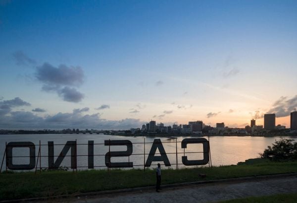 Book cover of African Modernism: The Architecture of Independence. Ghana, Senegal, Côte d'Ivoire, Kenya, Zambia, with the modern Hotel Ivoire, two suited men below. Published by Park Books.