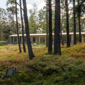 Book cover of Center and Periphery: Five Houses by Mikael Bergquist. Published by Park Books.