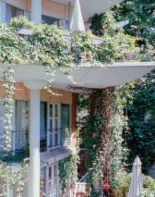 Book cover of Visiting: Inken Baller & Hinrich Baller, Berlin 1966–89, featuring a building with white columns. Published by Park Books.