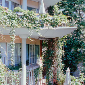 Book cover of Visiting: Inken Baller & Hinrich Baller, Berlin 1966–89, featuring a building with white columns. Published by Park Books.