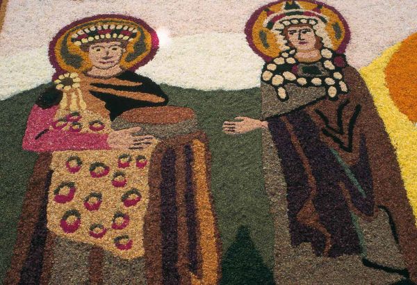 Book cover of Green Thoughts and Memories, with pansy and viola flowerheads on top of a floral cover. Published by Scheidegger & Spiess.