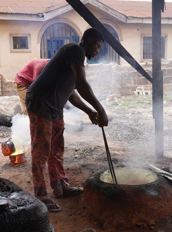 Book cover of Mobilizing: Benin Heritage in Swiss Museums, with four carved wood figures. Published by Scheidegger & Spiess.