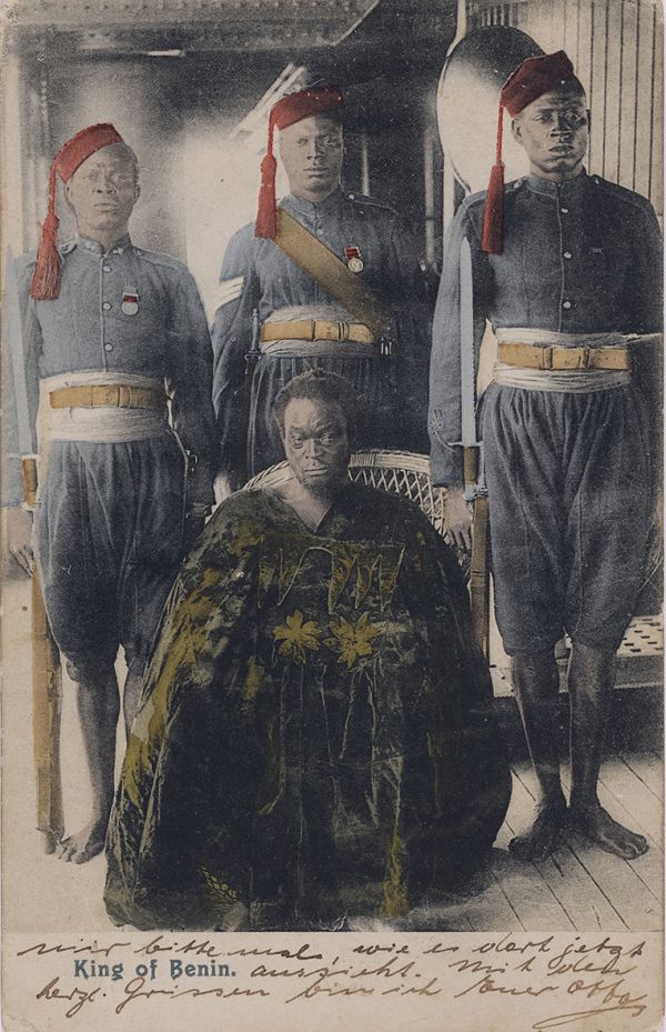 Book cover of Mobilizing: Benin Heritage in Swiss Museums, with four carved wood figures. Published by Scheidegger & Spiess.