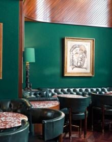 Book cover of Pays de rêve: The Art of the Kronenhalle Zurich, with a restaurant interior with a framed abstract painting on wall. Published by Scheidegger & Spiess.
