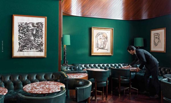 Book cover of Pays de rêve: The Art of the Kronenhalle Zurich, with a restaurant interior with a framed abstract painting on wall. Published by Scheidegger & Spiess.