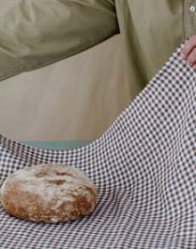 Book cover of The Tea Towel: Perspectives on an Everyday Item. Published by Scheidegger & Spiess.