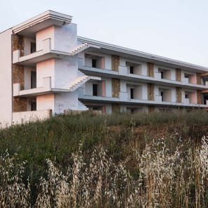 Book cover of Spillover: Switzerland’s Financial Center in Crisis Mode - Portraits of Decision-Makers. Published by Scheidegger & Spiess.