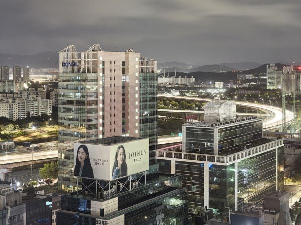 Book cover of The View Out of My Window: Seoul, Busan, Tokyo, Taipei, Guangzhou, Shenzhen, Hong Kong, Bangkok, Kuala Lumpur, Singapore. Published by Scheidegger & Spiess.