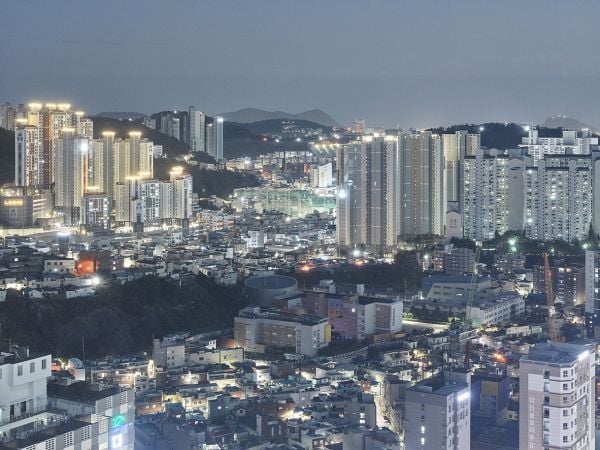 Book cover of The View Out of My Window: Seoul, Busan, Tokyo, Taipei, Guangzhou, Shenzhen, Hong Kong, Bangkok, Kuala Lumpur, Singapore. Published by Scheidegger & Spiess.