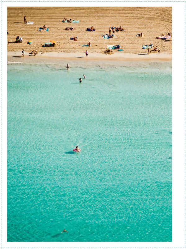 Curved road with mountainous landscape behind, on cover of 'Curves: Mallorca', by Delius Klasing.