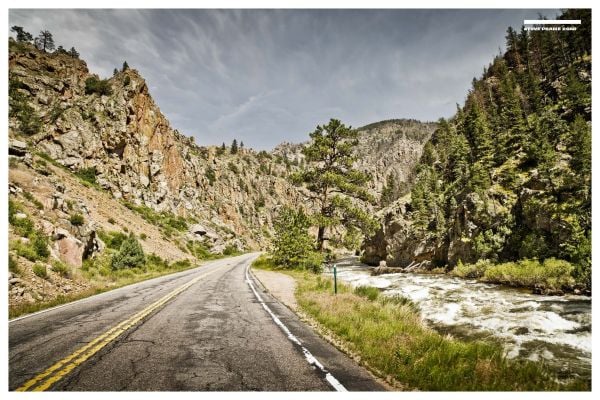 Stunning rocky American landscape with winding road, on cover of 'Curves USA: Denver - San Francisco, Number 11', by Delius Klasing.