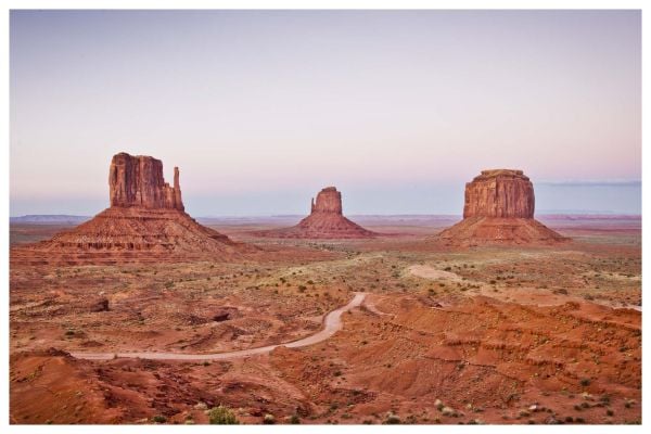 Stunning rocky American landscape with winding road, on cover of 'Curves USA: Denver - San Francisco, Number 11', by Delius Klasing.