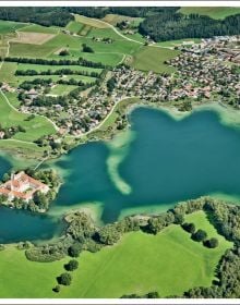 Book cover of CURVES Deutschlands Südosten / Germany's Southeast, with a winding road through fields. Published by Delius.