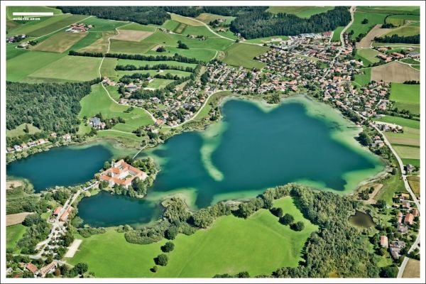 Book cover of CURVES Deutschlands Südosten / Germany's Southeast, with a winding road through fields. Published by Delius.