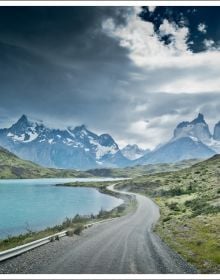Book cover of Curves: Patagonia, with a straight road heading towards snowy mountain landscape. Published by Delius Klasing Verlag GmbH.