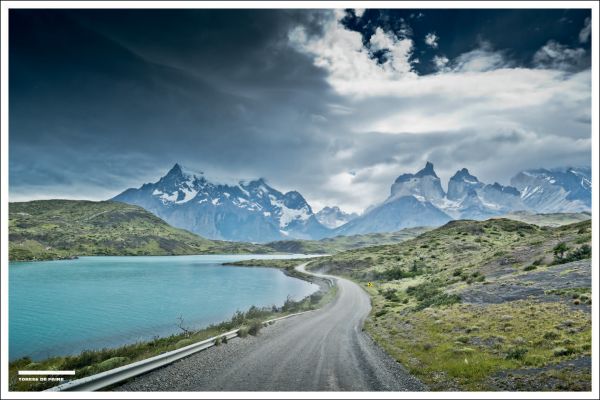 Book cover of Curves: Patagonia, with a straight road heading towards snowy mountain landscape. Published by Delius Klasing Verlag GmbH.