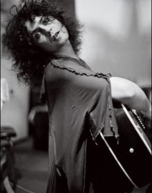 Book cover of Music Icons, From ABBA to The Who. Photographed by Michael Putland, with a montage of music icons: John Lennon, Elton John, Tina Turner, Bob Marley. Published by Delius Klasing Verlag GmbH.