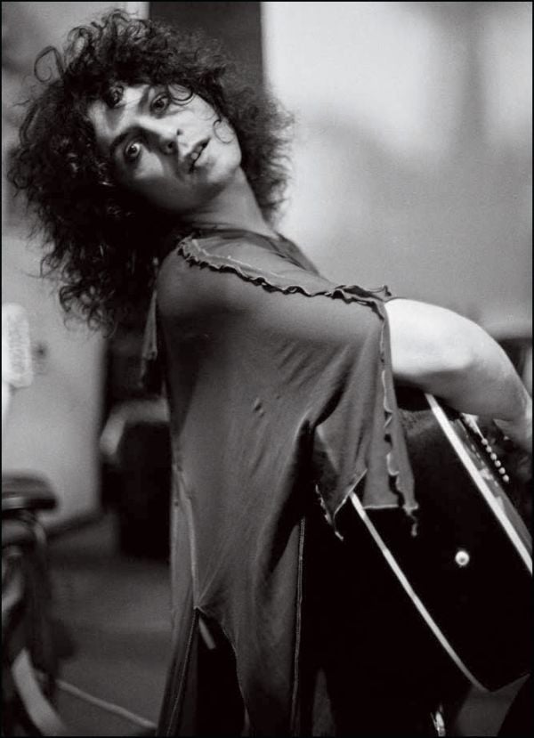 Book cover of Music Icons, From ABBA to The Who. Photographed by Michael Putland, with a montage of music icons: John Lennon, Elton John, Tina Turner, Bob Marley. Published by Delius Klasing Verlag GmbH.