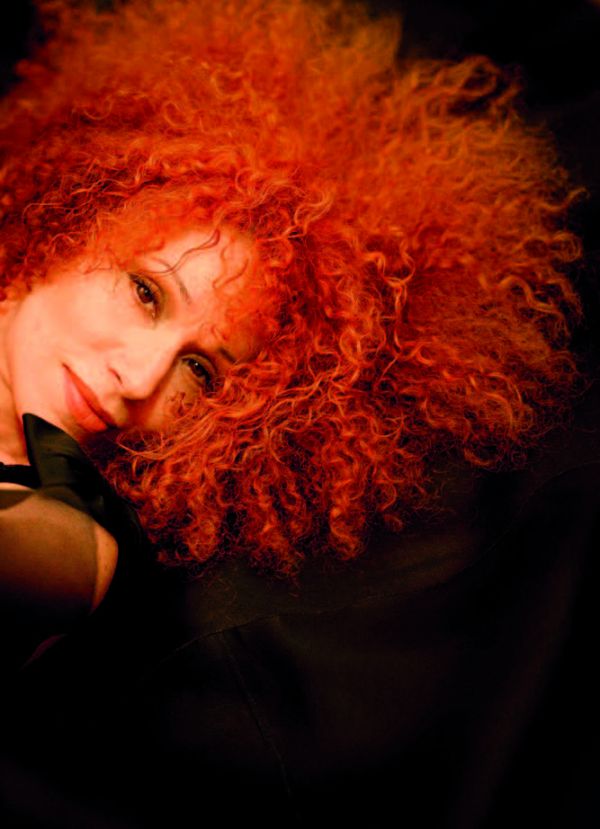 Book cover of Music Icons, From ABBA to The Who. Photographed by Michael Putland, with a montage of music icons: John Lennon, Elton John, Tina Turner, Bob Marley. Published by Delius Klasing Verlag GmbH.