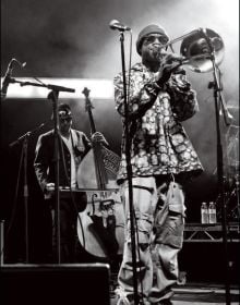 Book cover of Music Icons, From ABBA to The Who. Photographed by Michael Putland, with a montage of music icons: John Lennon, Elton John, Tina Turner, Bob Marley. Published by Delius Klasing Verlag GmbH.