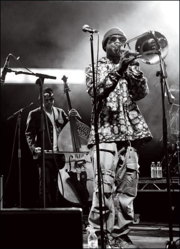 Book cover of Music Icons, From ABBA to The Who. Photographed by Michael Putland, with a montage of music icons: John Lennon, Elton John, Tina Turner, Bob Marley. Published by Delius Klasing Verlag GmbH.