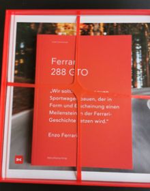 Book cover of Ferrari 288 GTO, featuring a red Ferrari 288 GTO driving on road surrounded by forest. by Delius Klasing Verlag GmbH.
