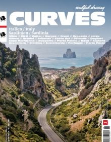 Book cover of Stefan Bogner's CURVES Italy/Sardinia: Volume 23, with a winding road through a mountainous landscape. Published by Delius Klasing Verlag GmbH.