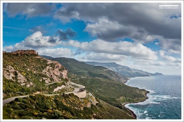 Book cover of Stefan Bogner's CURVES Italy/Sardinia: Volume 23, with a winding road through a mountainous landscape. Published by Delius Klasing Verlag GmbH.