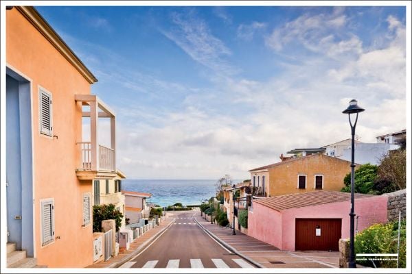 Book cover of Stefan Bogner's CURVES Italy/Sardinia: Volume 23, with a winding road through a mountainous landscape. Published by Delius Klasing Verlag GmbH.